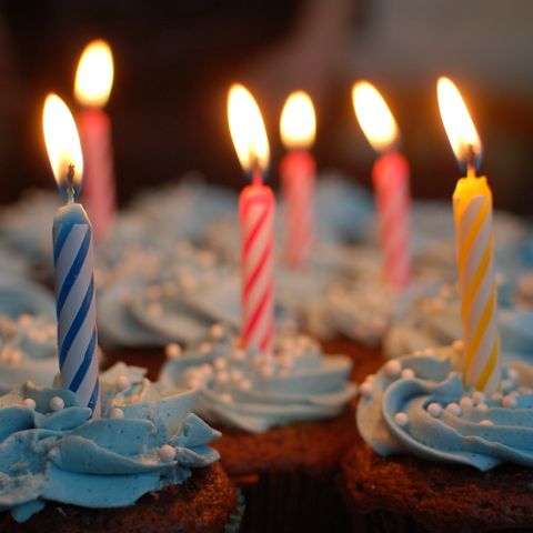 Geburtstagstorte mit Kerzen – Geburtstag mit dem Hippie Bus feiern