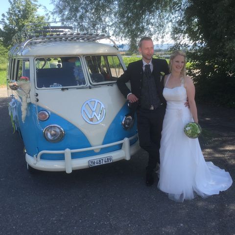 Brautpaar vor dem Hippie Bus, VW T1 als Hochzeitsauto